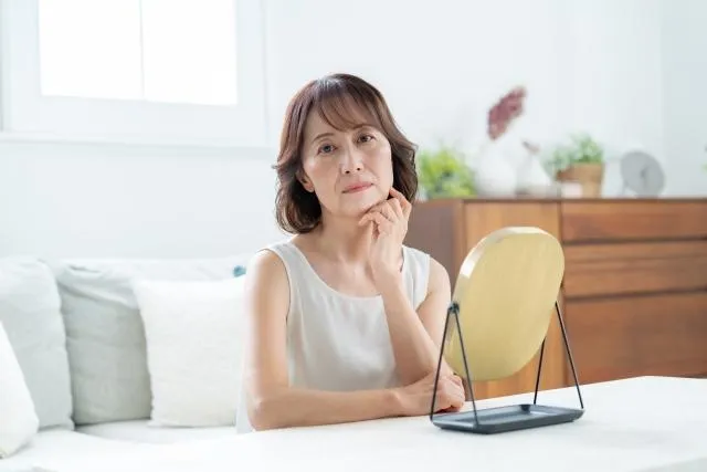 おでこのシワに悩む50代