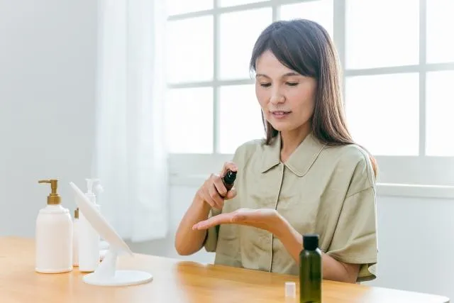 スキンケアを行う50代女性
