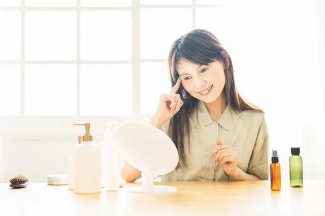 スキンケアをする60代女性