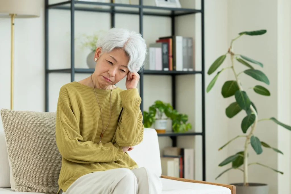 瞼のたるみについて悩む60代女性