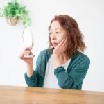 60代で目が小さくなったと感じるのはなぜ？予防法と改善に導くケアを紹介