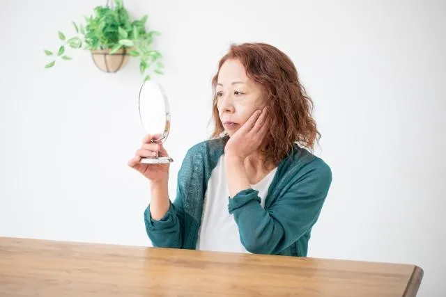 60代で目が小さくなったと感じるのはなぜ？予防法と改善に導くケアを紹介