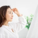 40代のおでこのシワはどうケアする？心がけたい習慣とメイクのコツ、おすすめの髪型も紹介