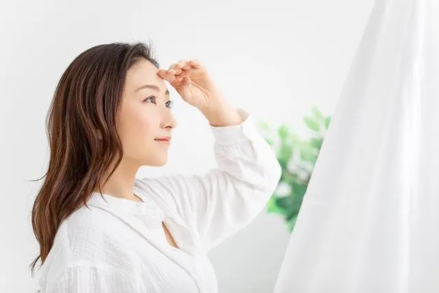 40代のおでこのシワはどうケアする？心がけたい習慣とメイクのコツ、おすすめの髪型も紹介